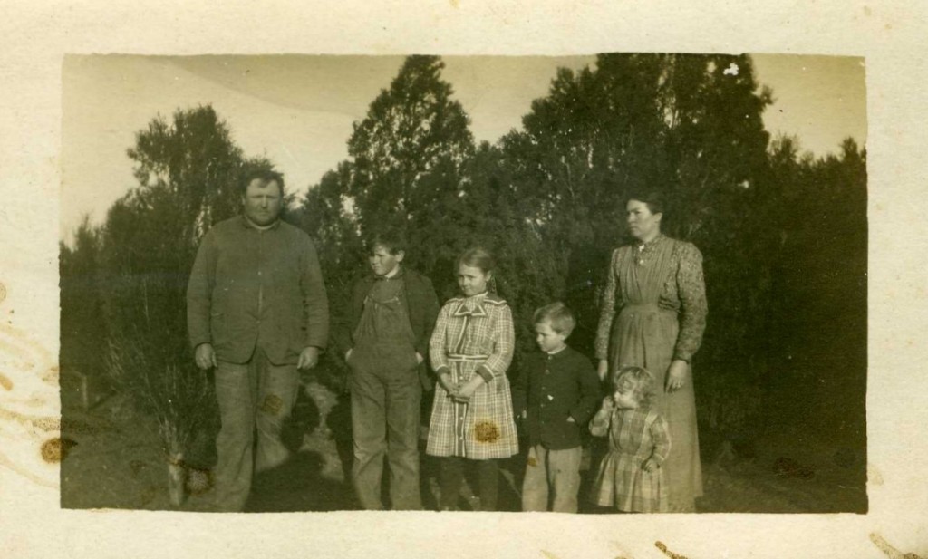 Warner & Carrie Breneman Jones & children, Floyd, Rose, Daryl M, and Dorothy